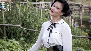 Крава затисна участничка във "Фермата"! СНИМКИ