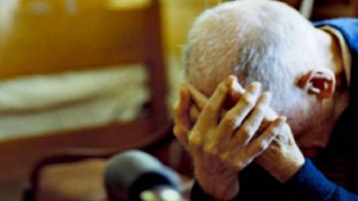 Майор Николов взе близо 50 бона от петрички пенсионер и едва не го уби