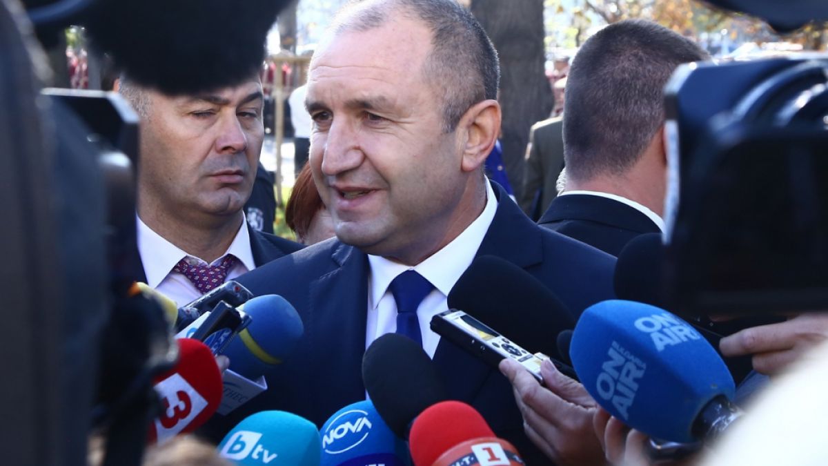 Президентът Радев се появи изненадващо във ВМА и... СНИМКИ 