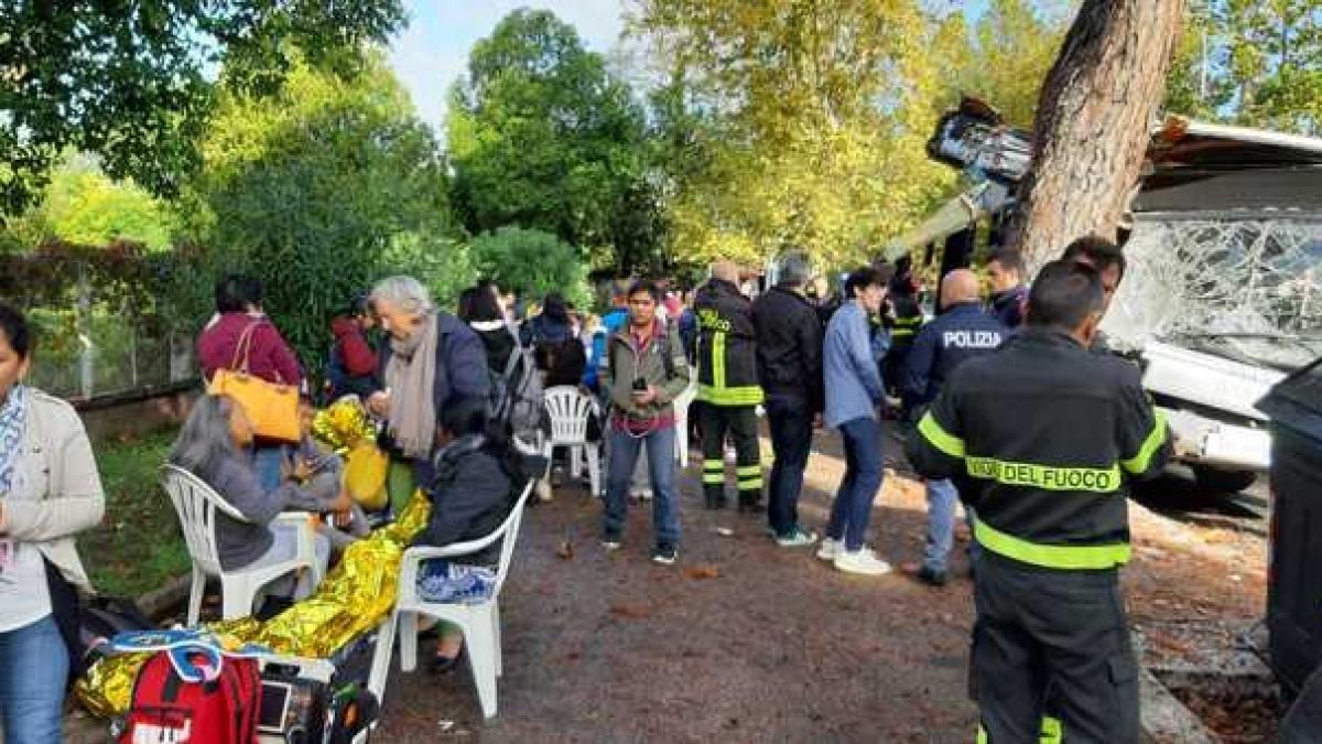 Автобус, пълен с пътници, се вряза в дърво в Рим ВИДЕО