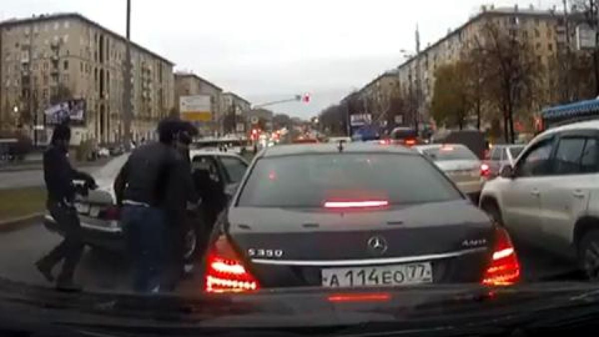 Вижте как обраха баровец със S-Klаssе посред бял ден