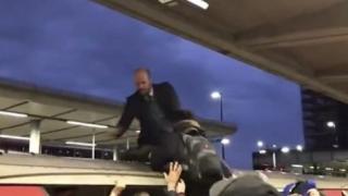 Див екшън в лондонското метро в час пик ВИДЕО