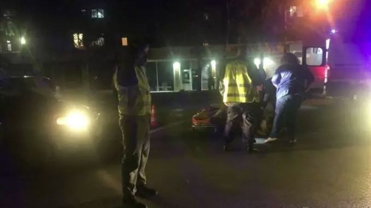 Кошмарна катастрофа в центъра на Казанлък, мъж лежи на земята СНИМКА 