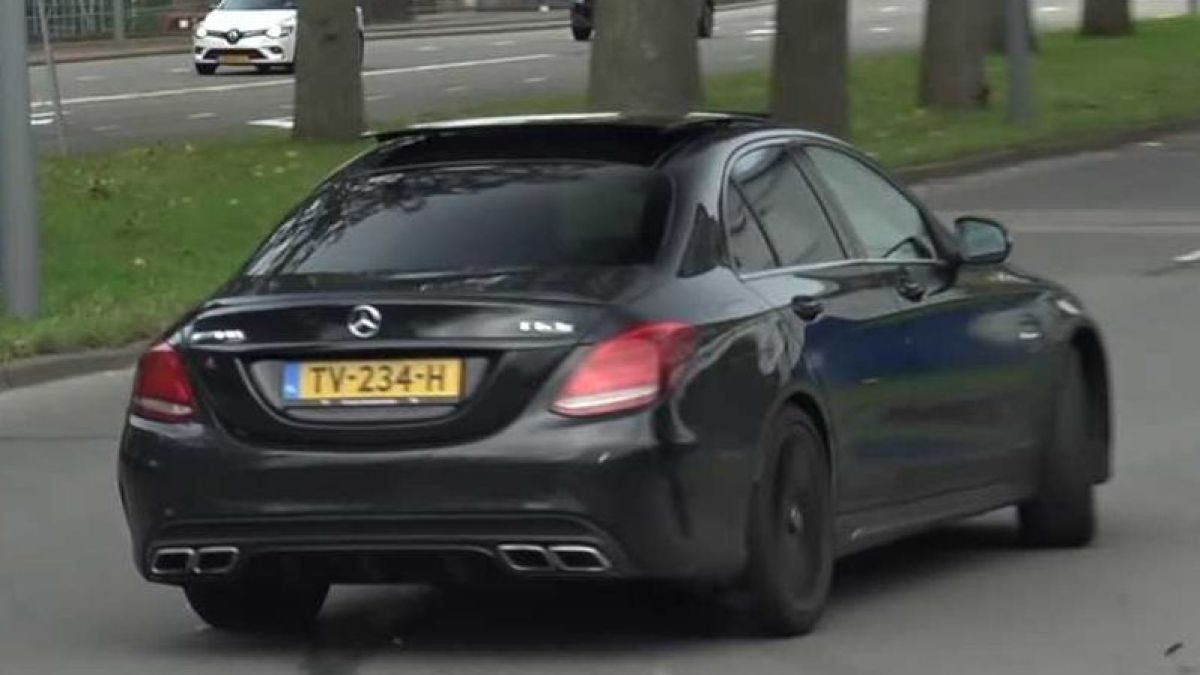 Жалка картинка: Неуспешен дрифт на Mercedes-AMG и "среща" с дърво ВИДЕО