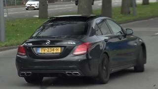 Жалка картинка: Неуспешен дрифт на Mercedes-AMG и "среща" с дърво ВИДЕО