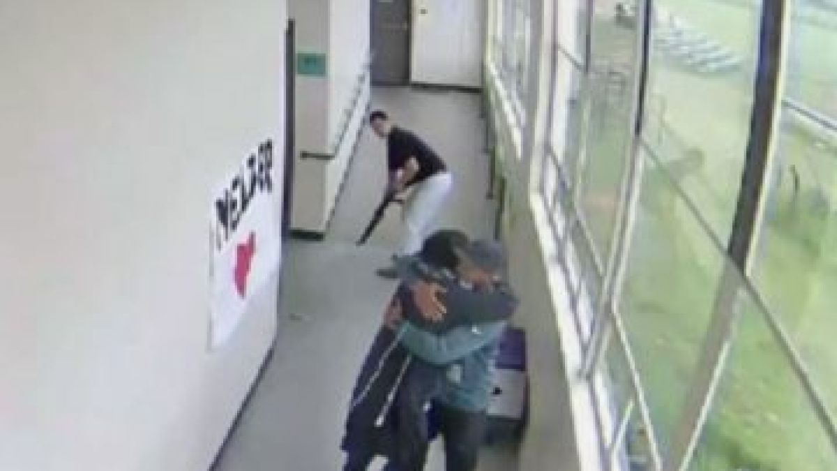 Ученик иска да разстреля всички, обезвреждат го с прегръдка ВИДЕО