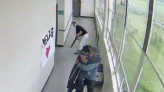 Ученик иска да разстреля всички, обезвреждат го с прегръдка ВИДЕО