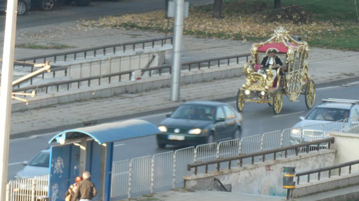 Позлатено чудо на колела събра очите на софиянци СНИМКИ