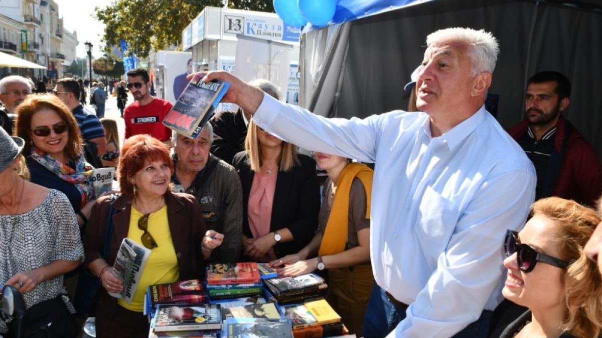Здравко Димитров подари над 400 книги в рамките на инициативата от „От приятели за приятели“