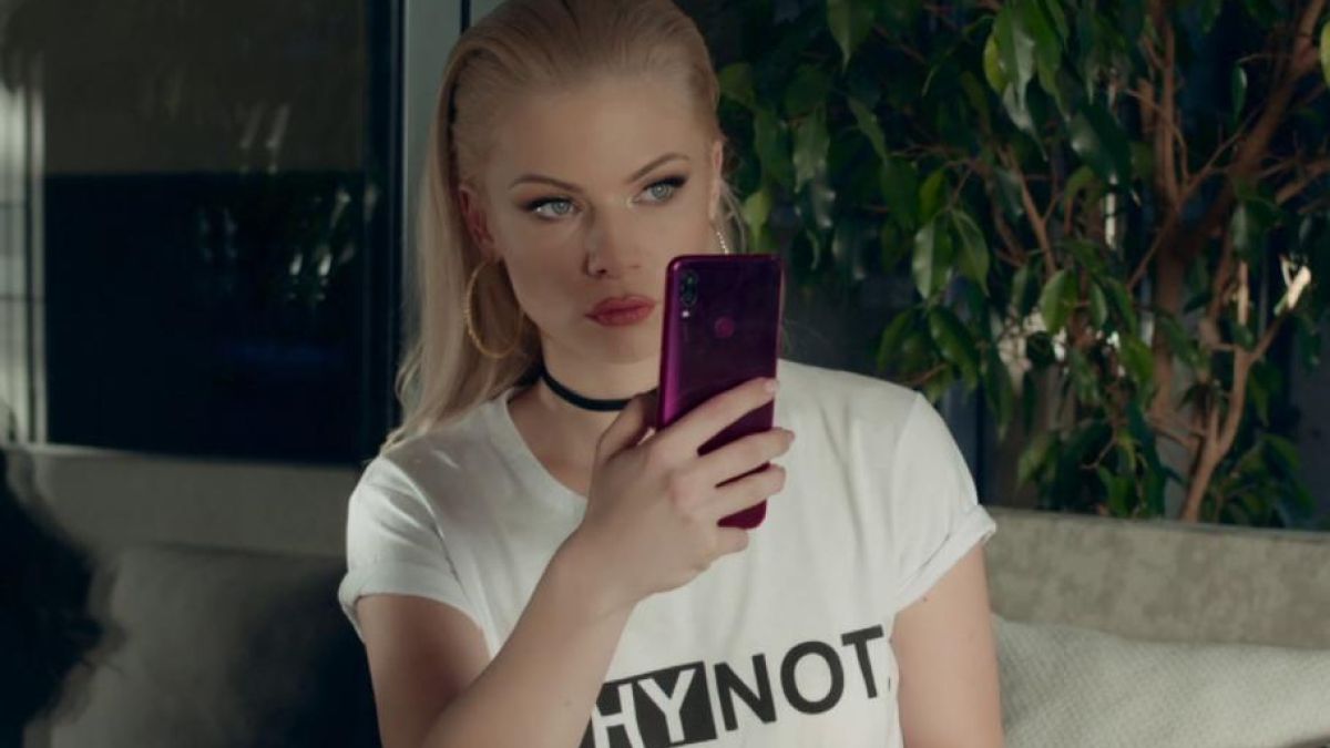 Секси детска учителка от Ямбол дебютира в чалгата ВИДЕО