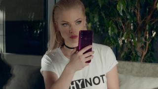 Секси детска учителка от Ямбол дебютира в чалгата ВИДЕО