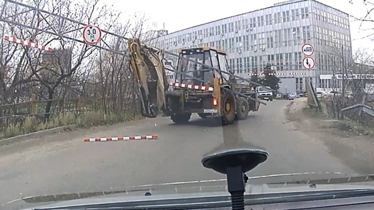 Куриозен инцидент с багер бе запечатан на ВИДЕО