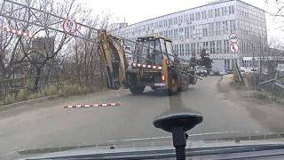 Куриозен инцидент с багер бе запечатан на ВИДЕО