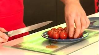 Цял живот сме рязали чери доматите погрешно! СНИМКИ