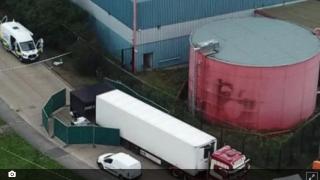 Камионът с 39 трупа показва промяна в мигрантските маршрути след затварянето на лагера в Кале