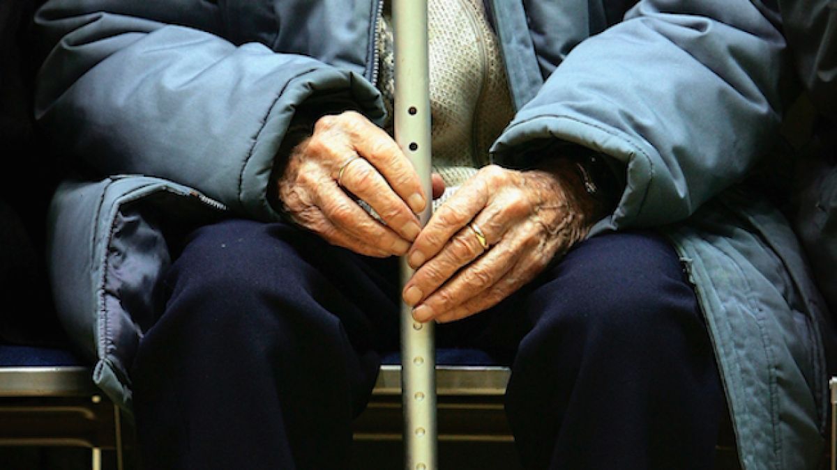 Берковчанин на 80 г. се ядоса на продавачка и ѝ сцепи главата с бастуна си