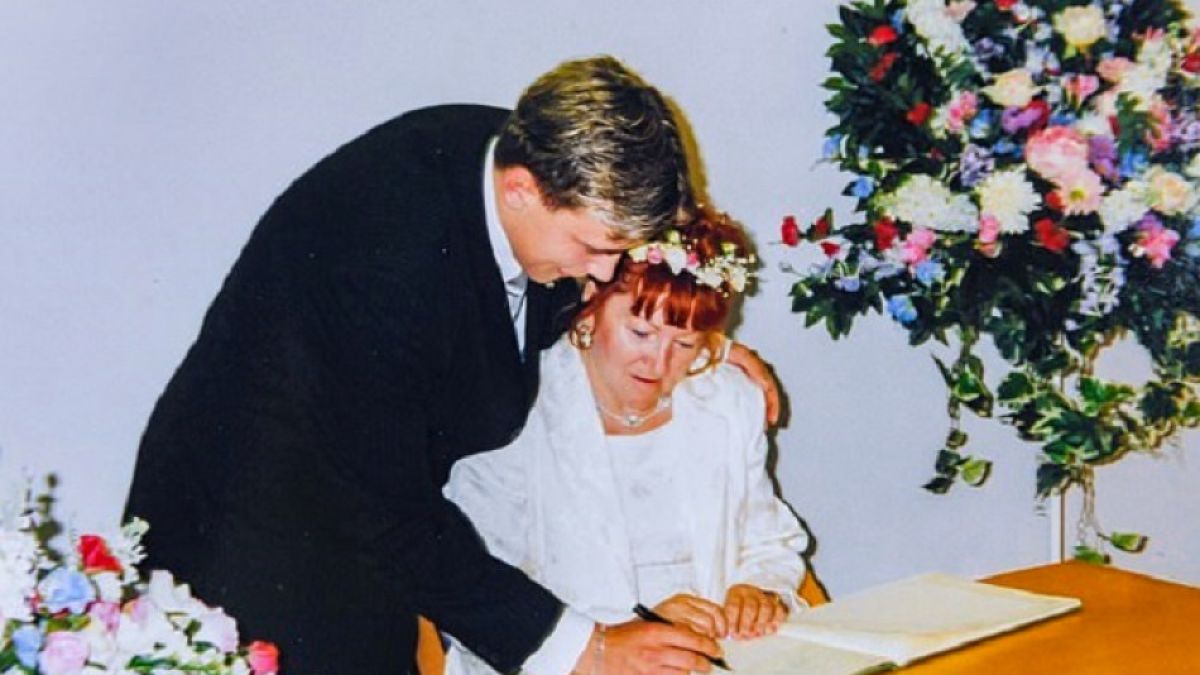 Когато се ожениха през 2001 г., той бе на 18, а тя на 51, а днес...