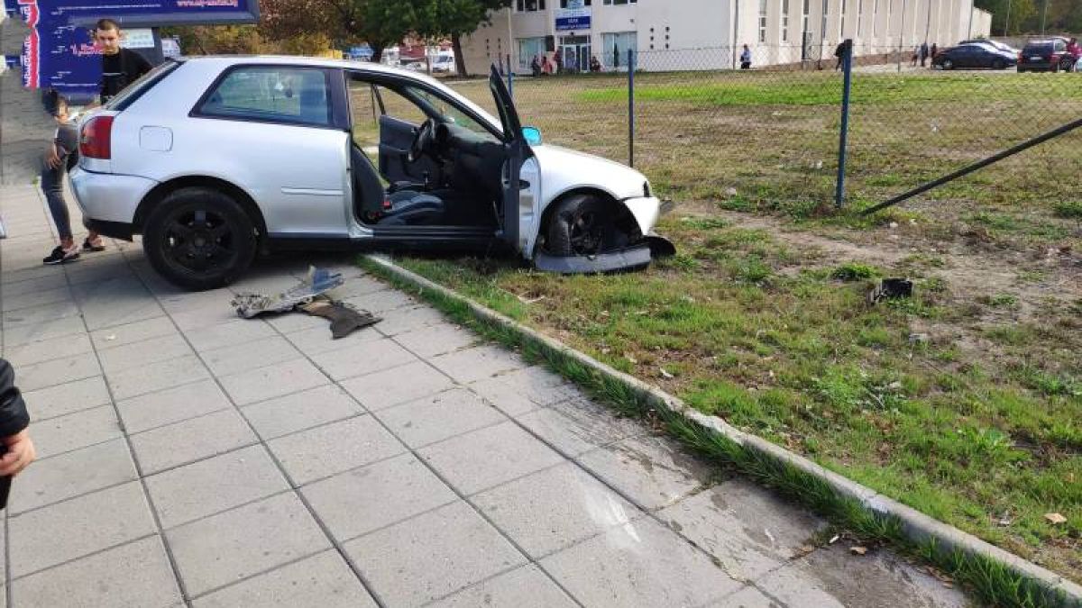 Млада варненка изтърва колата, качи се на тротоара и стана страшно ВИДЕО 