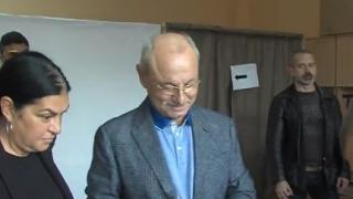 Ахмед Доган пусна своя глас в ранни зори  СНИМКИ