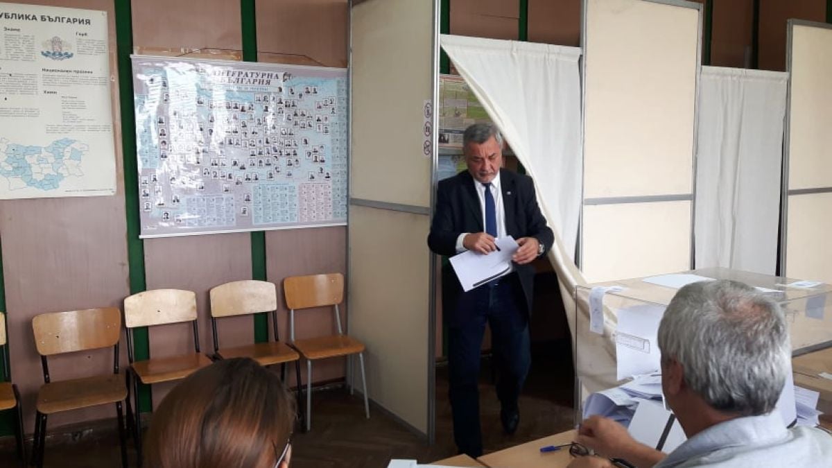 Валери Симеонов гласува и каза защо го прави СНИМКИ