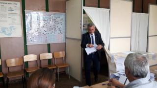 Валери Симеонов гласува и каза защо го прави СНИМКИ