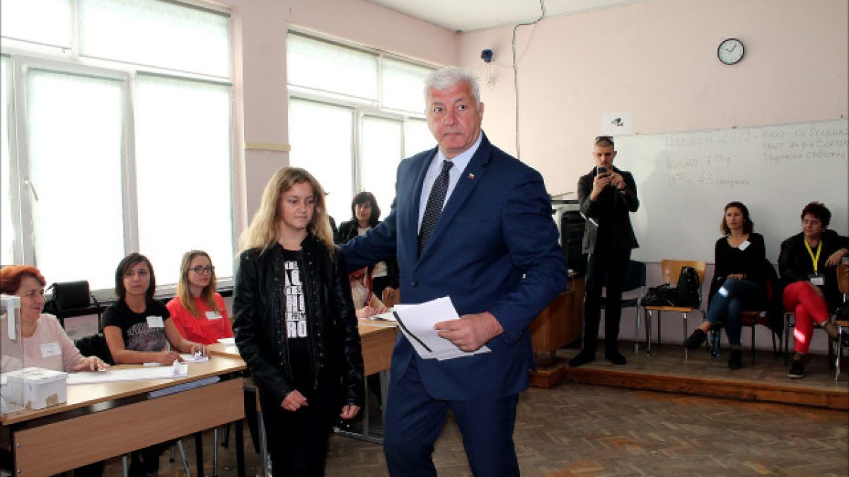 Три красиви дами придружиха Зико до урната ВИДЕО 