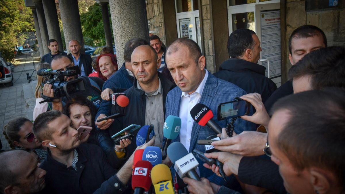 Румен Радев гласува и не отговори на един въпрос СНИМКИ