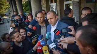 Румен Радев гласува и не отговори на един въпрос СНИМКИ
