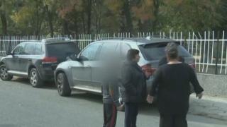 Недопустимо: Кандидат-общинарка вися цял час пред избирателната секция