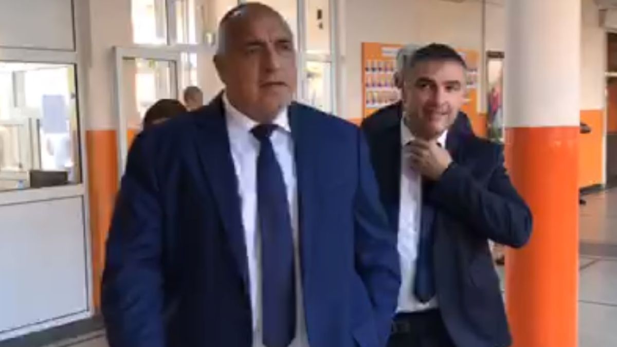 БЛИЦ TV: Борисов пристигна в изборната секция в Банкя