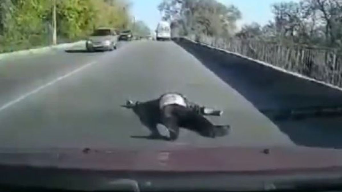 Шок и ужас! Мъж изпадна от линейка в движение ВИДЕО