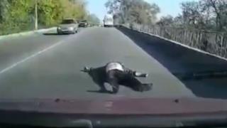 Шок и ужас! Мъж изпадна от линейка в движение ВИДЕО