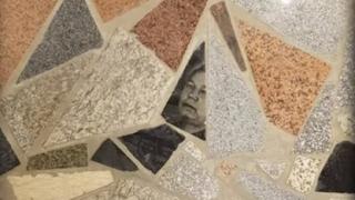 Зловещо: Мъртъвци надничат от плочките на мол ВИДЕО