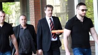 Хора на Цветан Василев отчитали източеното от КТБ с лепящи листчета