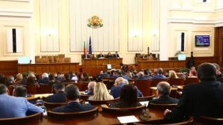 Върнаха се на работа за час: Депутатите си уредиха нова почивка