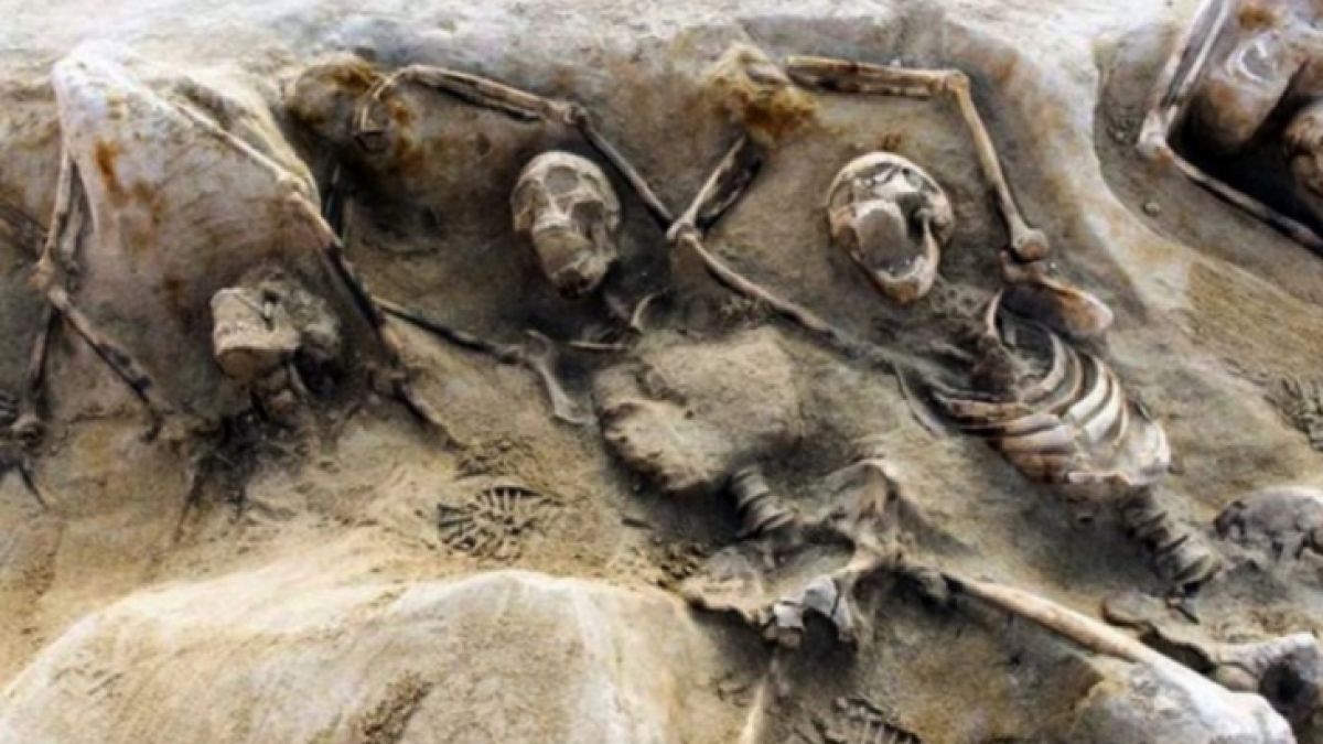 Мъж откри 60 трупа, заровени в двора му, трябвало да ги изкопае сам