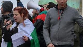 Професионални протестъри! Ангел Славчев пак се събра с Нора Флорова