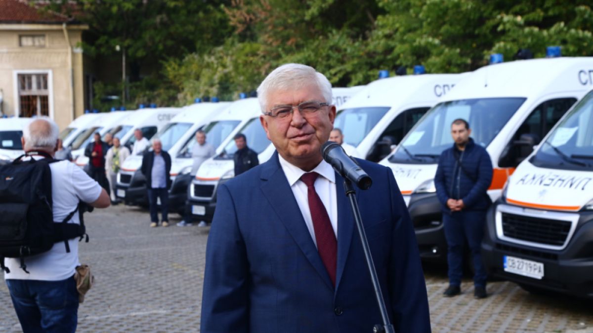 Здравният министър със страхотна финансова новина за работещите в спешна помощ 