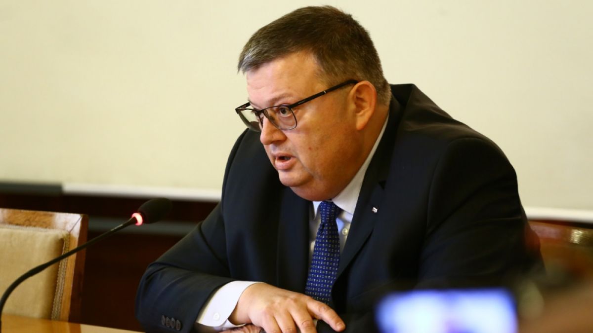 Цацаров отива в парламента, за да...
