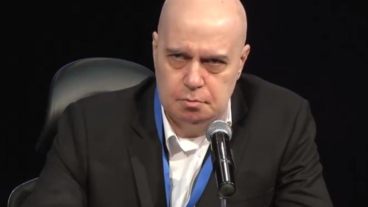 Фейсбук цензурира Слави Трифонов заради бежанците