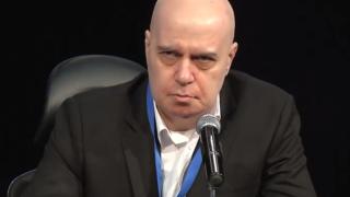 Фейсбук цензурира Слави Трифонов заради бежанците