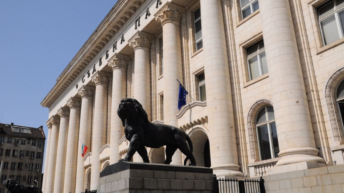 Пет години затвор грозят протестър, хвърлял червена боя по Съдебната палата