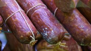Проф. Райнова предупреди какъв риск крият тънките мезета със сурово месо