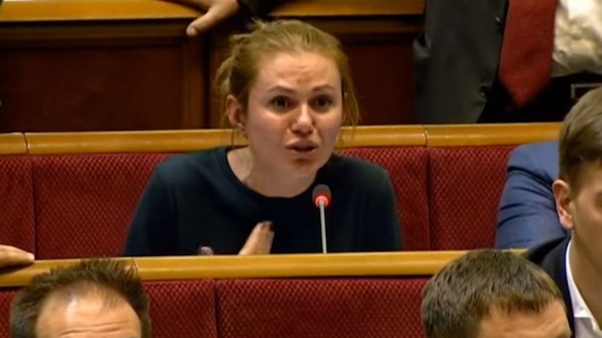 Сеир: Депутатка се разрева по време на заседание ВИДЕО