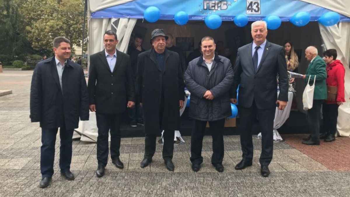 Здравко Димитров разговаря с граждани на Пловдив при централната предизборна шатра на „Главната“