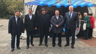 Здравко Димитров разговаря с граждани на Пловдив при централната предизборна шатра на „Главната“