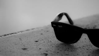 Потайната милиардерска фамилия, която продаде марката Ray-Ban