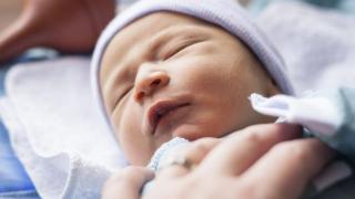 61-годишна роди за първи път, след като се разведе
