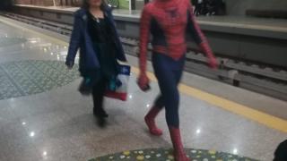 Само в БЛИЦ: Странен пътник в столичното метро разбуни духовете в мрежата СНИМКА 