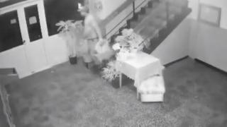 Мъж по анцуг извърши нещо страшно гнусно по тъмна доба в русенски блок ВИДЕО 